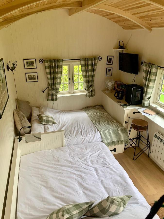 Beautiful Shepherd'S Hut - Lois Weedon Weston  المظهر الخارجي الصورة
