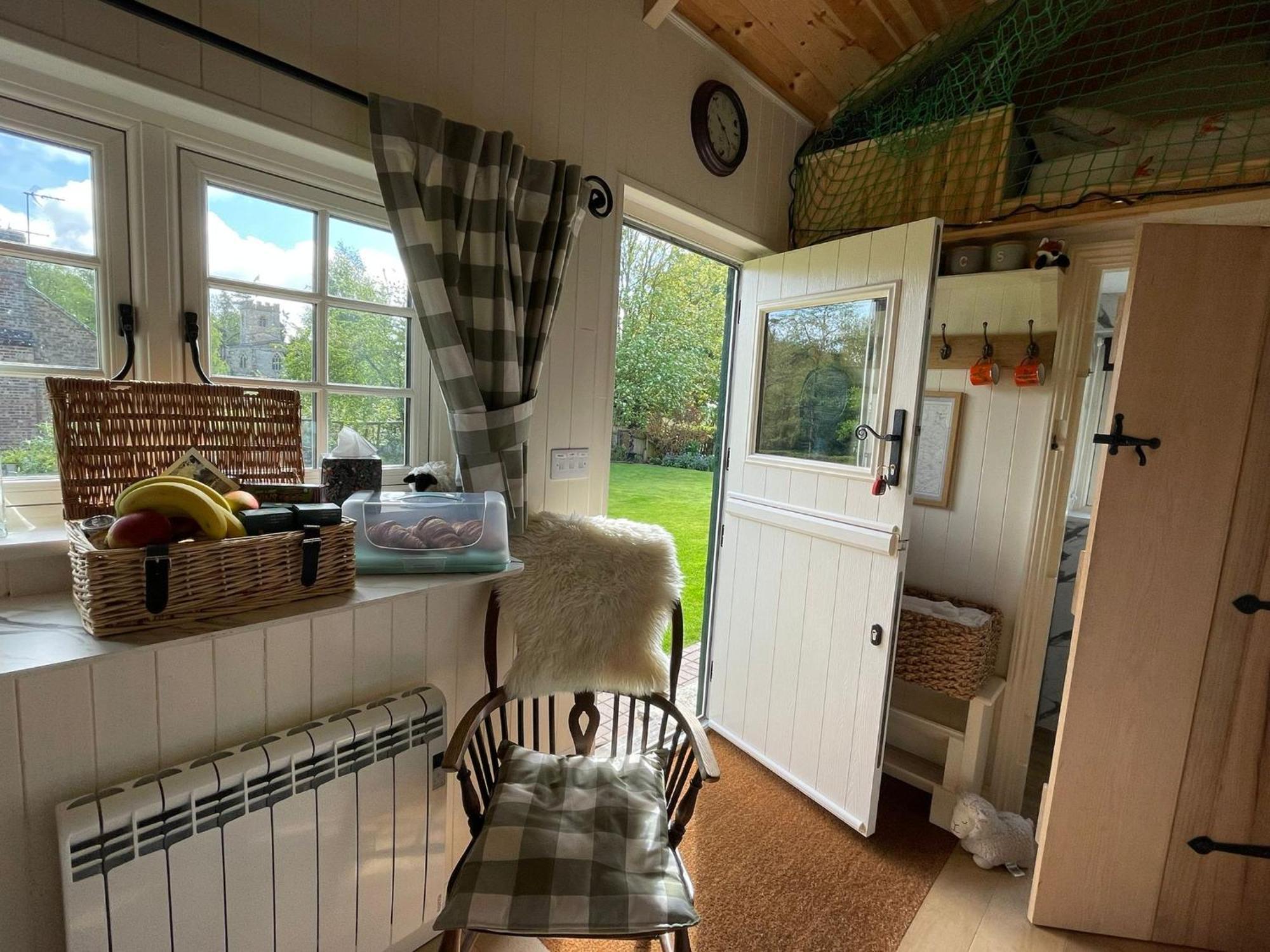Beautiful Shepherd'S Hut - Lois Weedon Weston  المظهر الخارجي الصورة