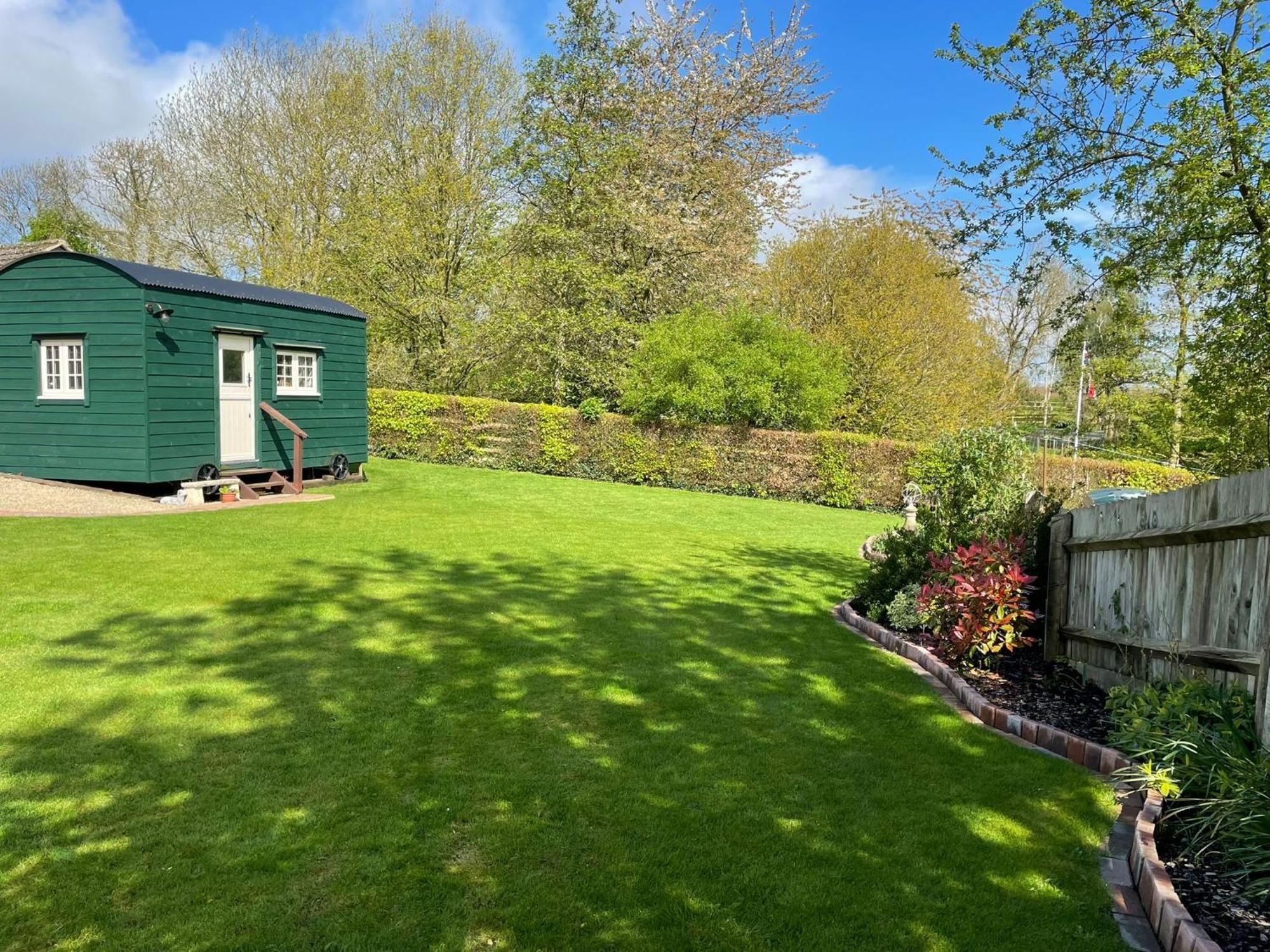 Beautiful Shepherd'S Hut - Lois Weedon Weston  المظهر الخارجي الصورة