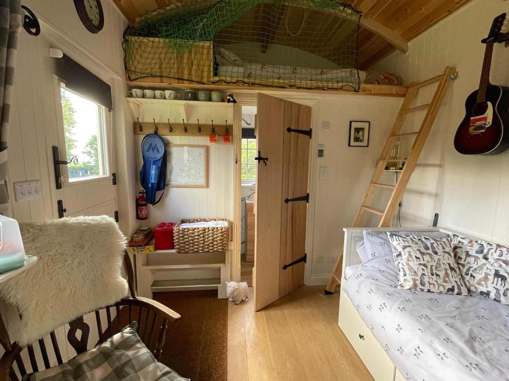 Beautiful Shepherd'S Hut - Lois Weedon Weston  المظهر الخارجي الصورة